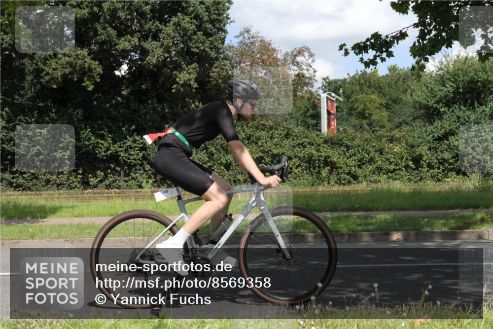 10.08.2025 - GEWOBA Citytriathlon Bremen Yannick Fuchs http://msf.ph/oto/8569358 10.08.2025 13:21:47 Radfahren 652, 663, 1001 meine-sportfotos.de
