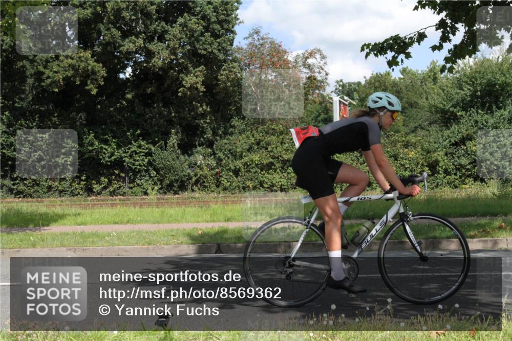 10.08.2025 - GEWOBA Citytriathlon Bremen Yannick Fuchs http://msf.ph/oto/8569362 10.08.2025 13:22:30 Radfahren 829, 911 meine-sportfotos.de