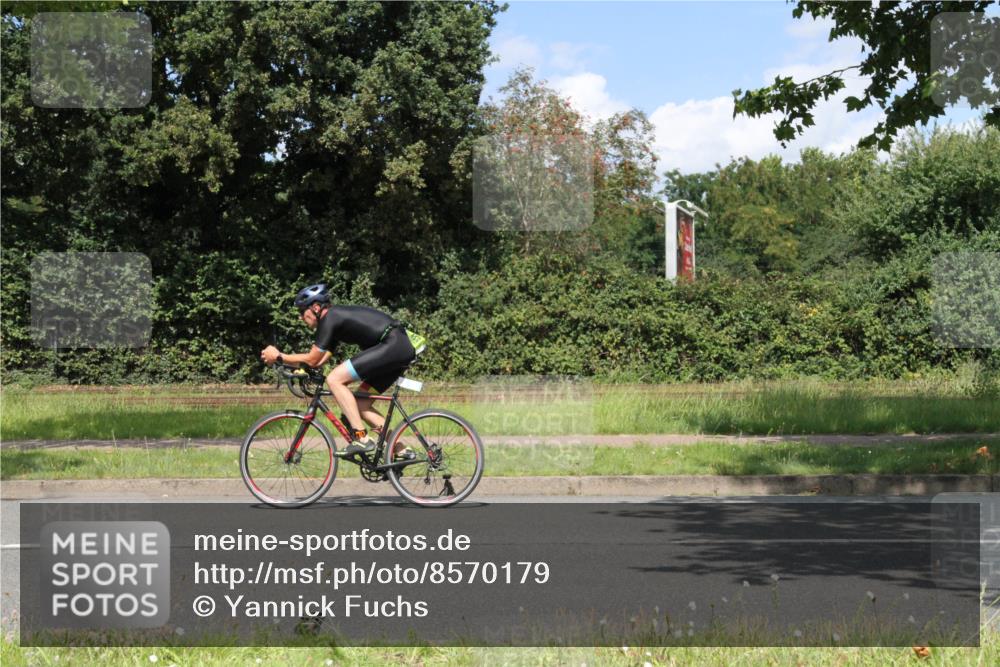 10.08.2025 - GEWOBA Citytriathlon Bremen Yannick Fuchs http://msf.ph/oto/8570179 10.08.2025 14:19:06 Radfahren 101, 116, 126, 139, 162, 201, 254, 261, 264 meine-sportfotos.de
