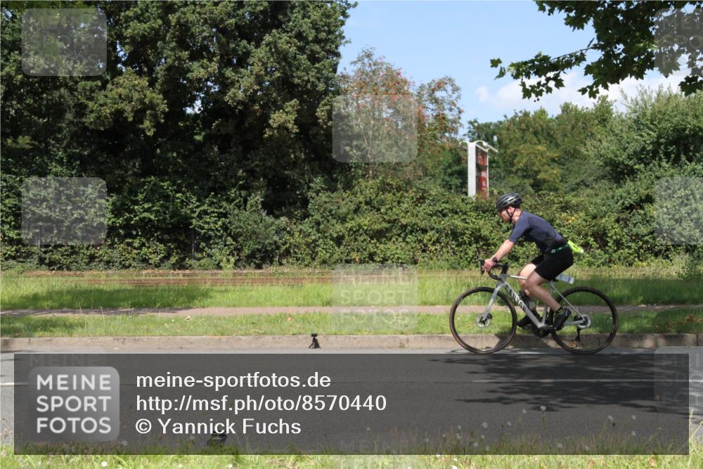 10.08.2025 - GEWOBA Citytriathlon Bremen Yannick Fuchs http://msf.ph/oto/8570440 10.08.2025 14:22:38 Radfahren 86, 204, 217, 242, 259, 262, 297, 427 meine-sportfotos.de