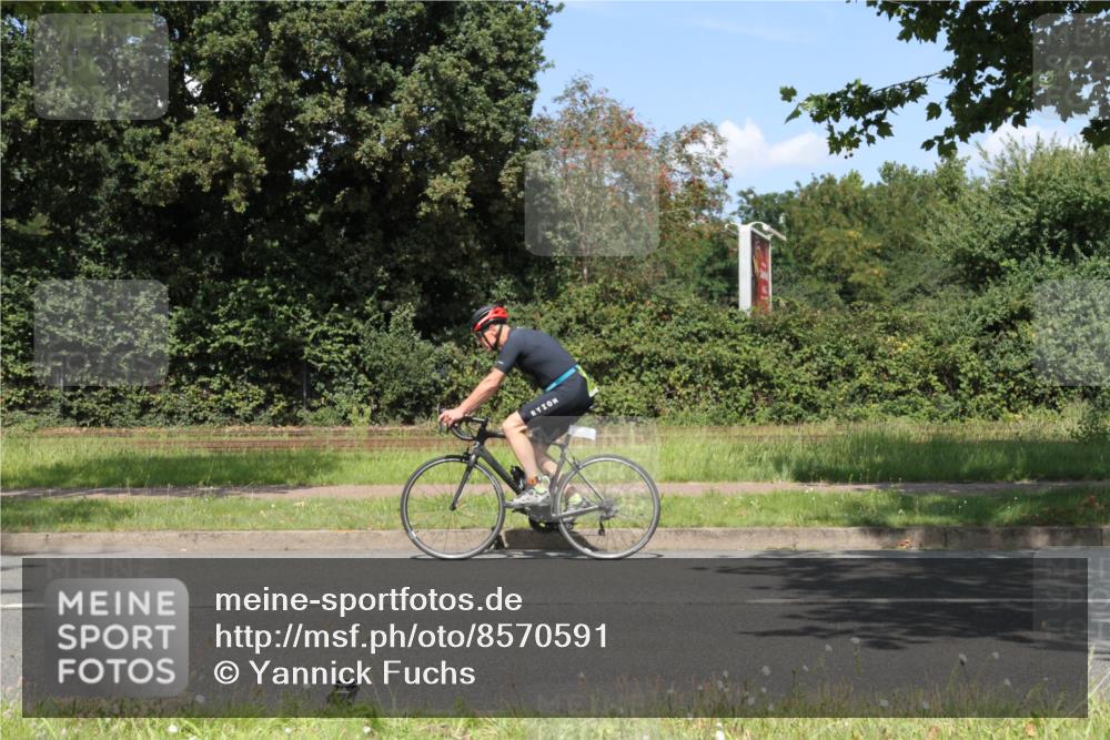 10.08.2025 - GEWOBA Citytriathlon Bremen Yannick Fuchs http://msf.ph/oto/8570591 10.08.2025 14:25:11 Radfahren 22, 49, 85, 166, 202, 208, 235, 267, 269, 270, 323, 326, 336, 462, 479 meine-sportfotos.de