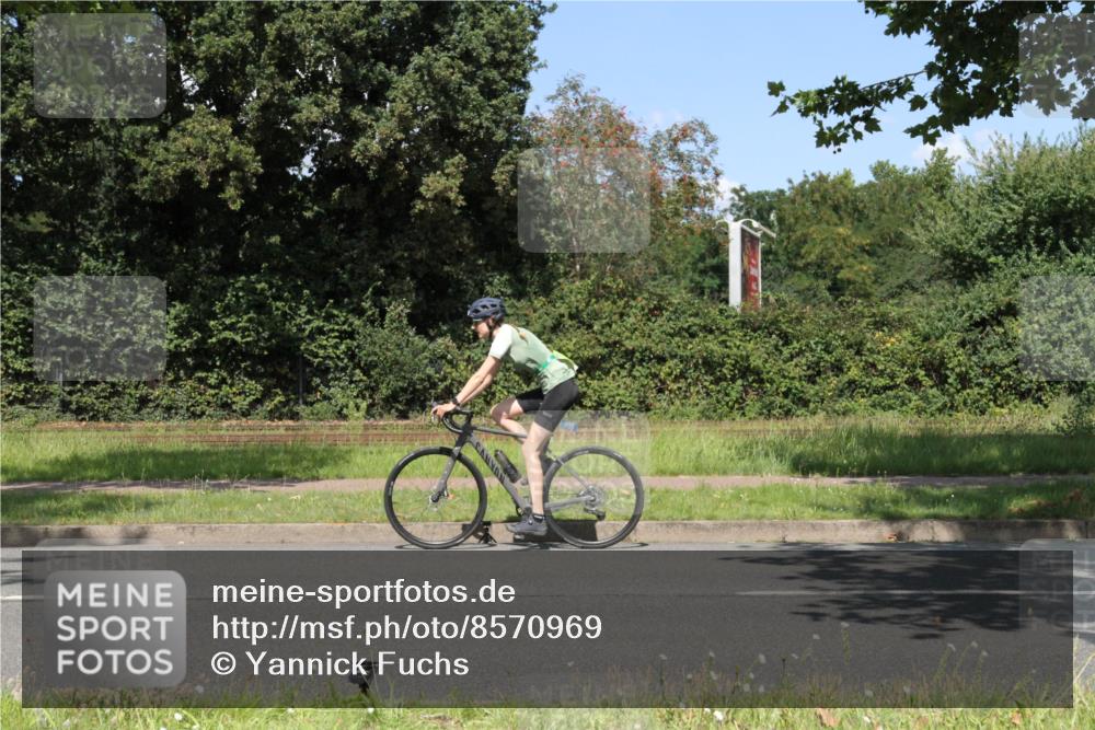 10.08.2025 - GEWOBA Citytriathlon Bremen Yannick Fuchs http://msf.ph/oto/8570969 10.08.2025 14:29:19 Radfahren 117, 172, 188, 206, 212, 351, 365, 389, 447 meine-sportfotos.de