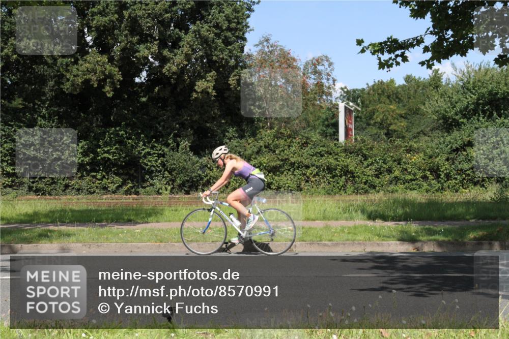 10.08.2025 - GEWOBA Citytriathlon Bremen Yannick Fuchs http://msf.ph/oto/8570991 10.08.2025 14:29:27 Radfahren 117, 179, 188, 206, 212, 351, 365, 373, 389, 405, 447, 466, 487, 517 meine-sportfotos.de