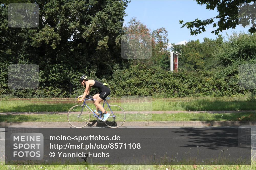 10.08.2025 - GEWOBA Citytriathlon Bremen Yannick Fuchs http://msf.ph/oto/8571108 10.08.2025 14:30:24 Radfahren 8, 33, 66, 148, 149, 329, 338, 347, 361, 374, 400, 402, 410, 429, 461, 492 meine-sportfotos.de