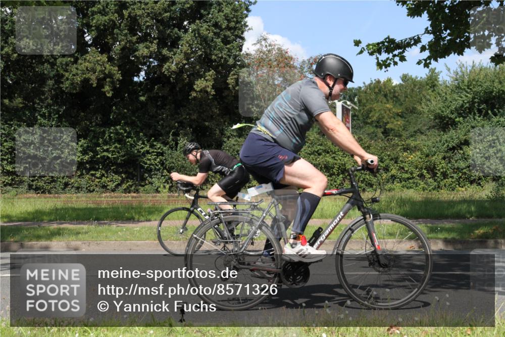 10.08.2025 - GEWOBA Citytriathlon Bremen Yannick Fuchs http://msf.ph/oto/8571326 10.08.2025 14:32:33 Radfahren 105, 284, 299, 370, 393, 420, 489 meine-sportfotos.de