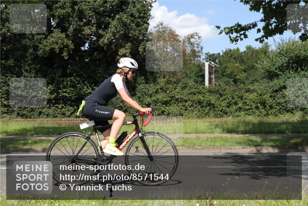 10.08.2025 - GEWOBA Citytriathlon Bremen Yannick Fuchs http://msf.ph/oto/8571544 10.08.2025 14:34:20 Radfahren 45, 76, 88, 143, 214, 304, 316, 364, 375, 392, 424, 443, 515, 524, 530 meine-sportfotos.de