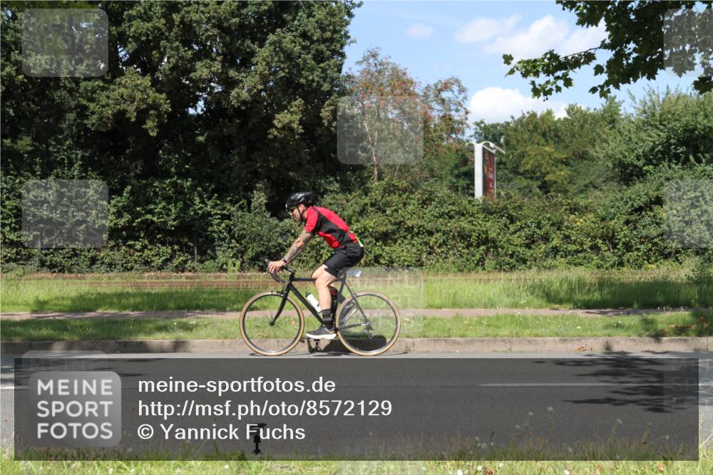10.08.2025 - GEWOBA Citytriathlon Bremen Yannick Fuchs http://msf.ph/oto/8572129 10.08.2025 14:48:53 Radfahren 179, 181, 276, 318, 351, 365, 389, 426, 487 meine-sportfotos.de