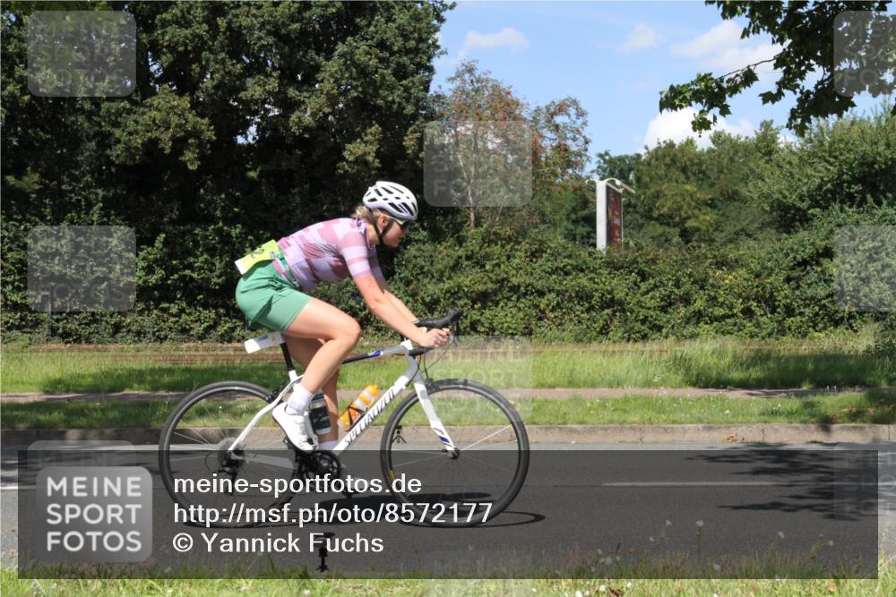 10.08.2025 - GEWOBA Citytriathlon Bremen Yannick Fuchs http://msf.ph/oto/8572177 10.08.2025 14:50:15 Radfahren 120, 352, 356, 400, 410, 504 meine-sportfotos.de