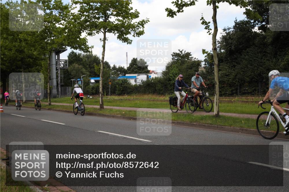 10.08.2025 - GEWOBA Citytriathlon Bremen Yannick Fuchs http://msf.ph/oto/8572642 10.08.2025 12:51:56 Radfahren 604, 664, 680, 973, 977, 1017 meine-sportfotos.de