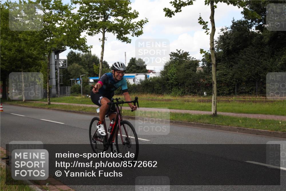 10.08.2025 - GEWOBA Citytriathlon Bremen Yannick Fuchs http://msf.ph/oto/8572662 10.08.2025 12:52:27 Radfahren 599, 603, 639, 701, 834, 858, 891, 1037 meine-sportfotos.de