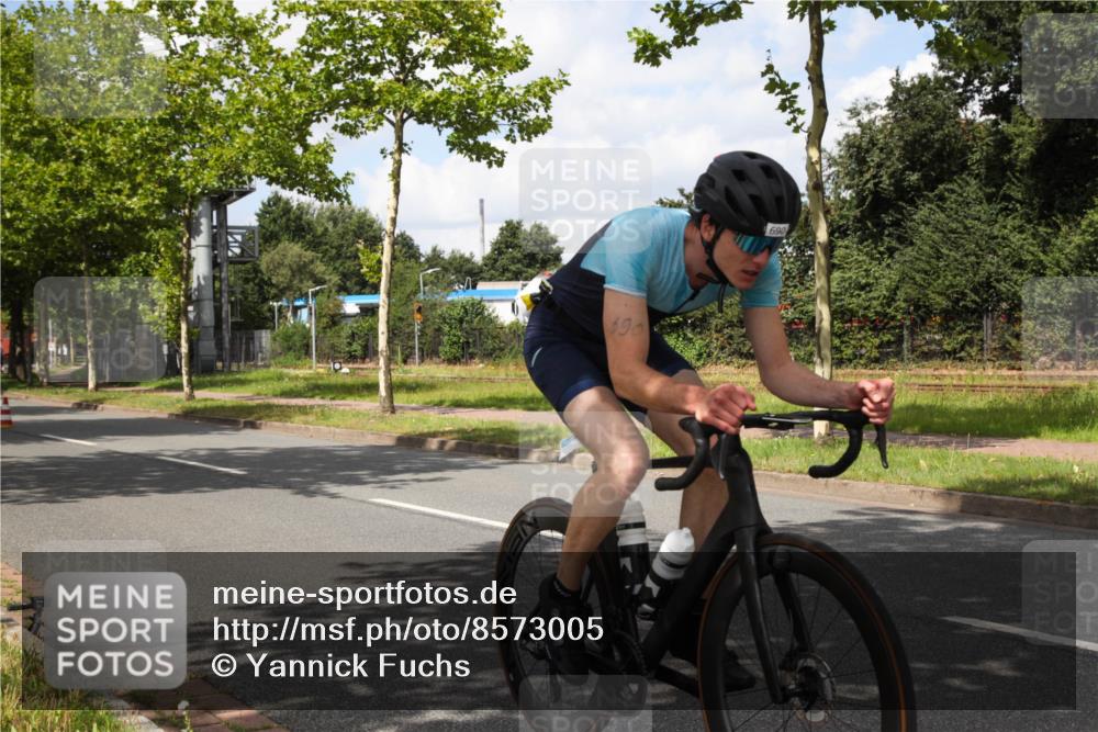 10.08.2025 - GEWOBA Citytriathlon Bremen Yannick Fuchs http://msf.ph/oto/8573005 10.08.2025 12:57:35 Radfahren 572, 690, 720, 825, 853, 892, 900, 1018 meine-sportfotos.de