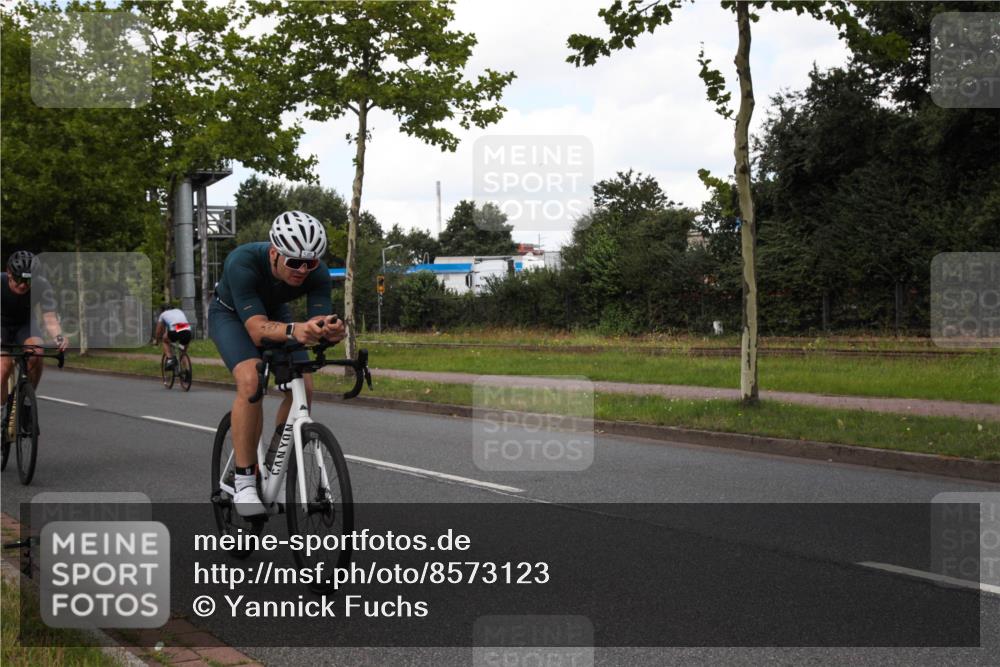 10.08.2025 - GEWOBA Citytriathlon Bremen Yannick Fuchs http://msf.ph/oto/8573123 10.08.2025 12:59:42 Radfahren 595, 614, 623, 644, 698, 850, 889, 907, 934, 949, 978 meine-sportfotos.de