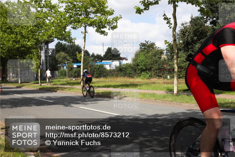 10.08.2025 - GEWOBA Citytriathlon Bremen Yannick Fuchs http://msf.ph/oto/8573212 10.08.2025 13:01:42 Radfahren 608, 663, 703, 716, 754, 800, 816, 819, 828, 851, 923, 953 meine-sportfotos.de
