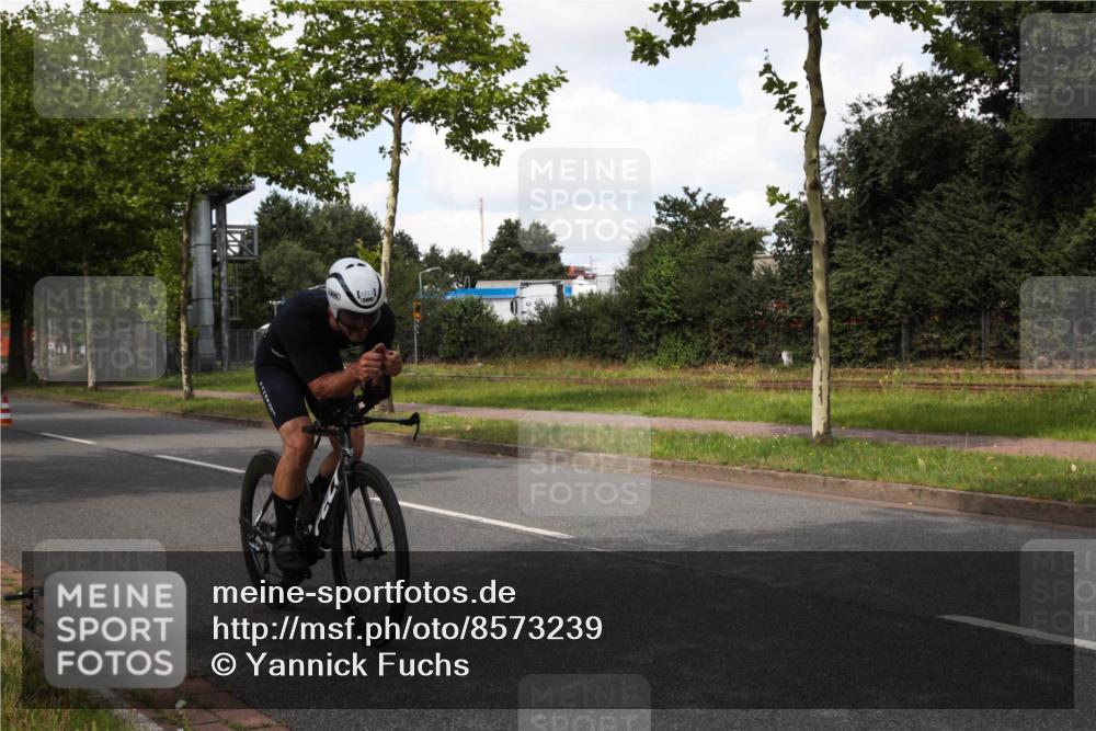 10.08.2025 - GEWOBA Citytriathlon Bremen Yannick Fuchs http://msf.ph/oto/8573239 10.08.2025 13:02:01 Radfahren 586, 731, 842, 923, 953, 964, 1011 meine-sportfotos.de