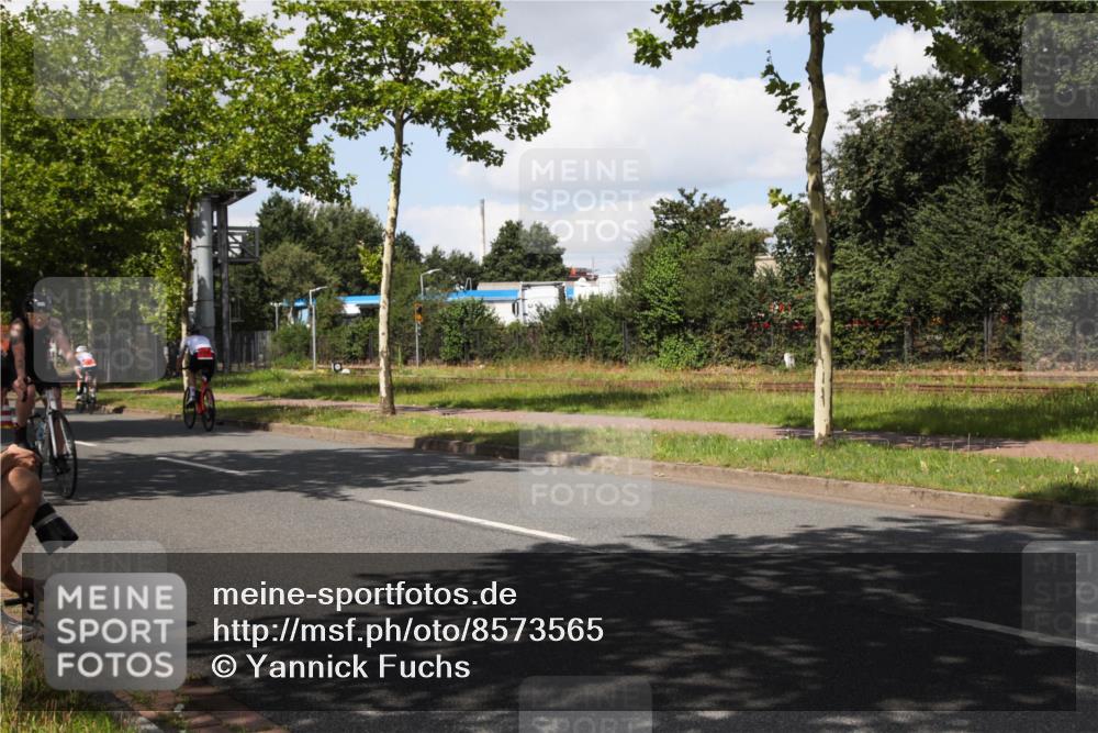 10.08.2025 - GEWOBA Citytriathlon Bremen Yannick Fuchs http://msf.ph/oto/8573565 10.08.2025 13:04:36 Radfahren 583, 674, 675, 751, 799, 808, 875, 909, 930, 939 meine-sportfotos.de