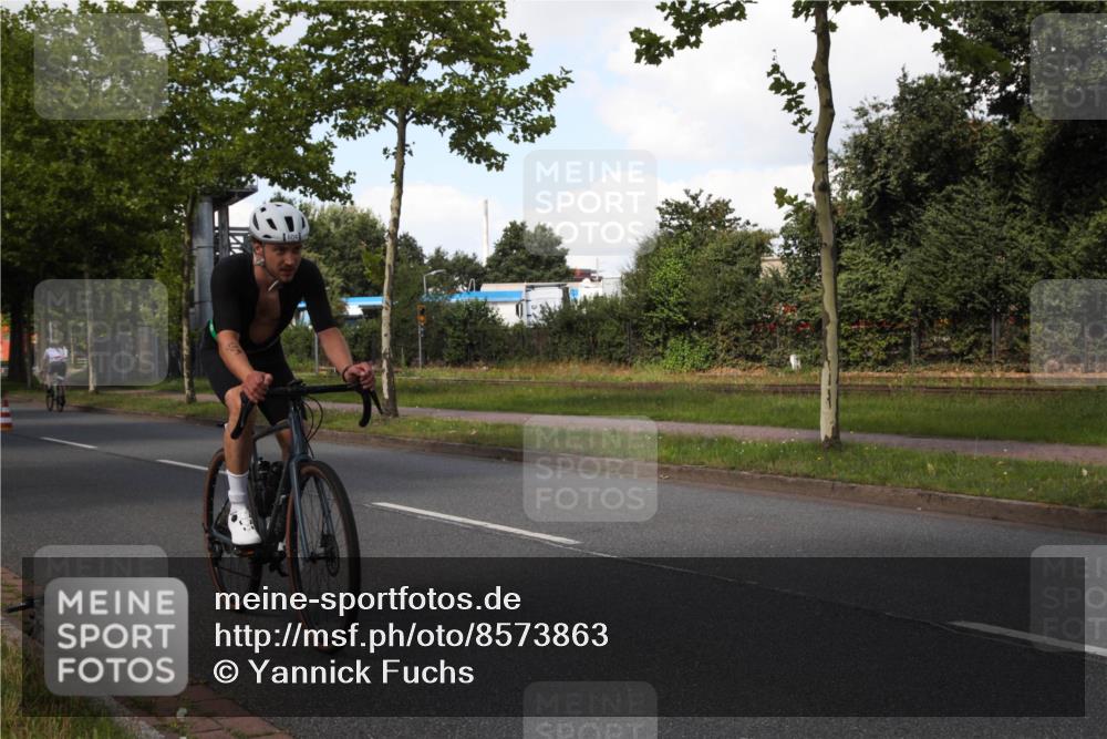 10.08.2025 - GEWOBA Citytriathlon Bremen Yannick Fuchs http://msf.ph/oto/8573863 10.08.2025 13:11:38 Radfahren 604, 664, 667, 688, 894, 915, 933, 937, 966, 1017, 1032 meine-sportfotos.de