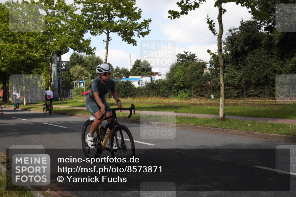 10.08.2025 - GEWOBA Citytriathlon Bremen Yannick Fuchs http://msf.ph/oto/8573871 10.08.2025 13:11:46 Radfahren 604, 635, 667, 750, 894, 933, 937, 966, 1017, 1032 meine-sportfotos.de