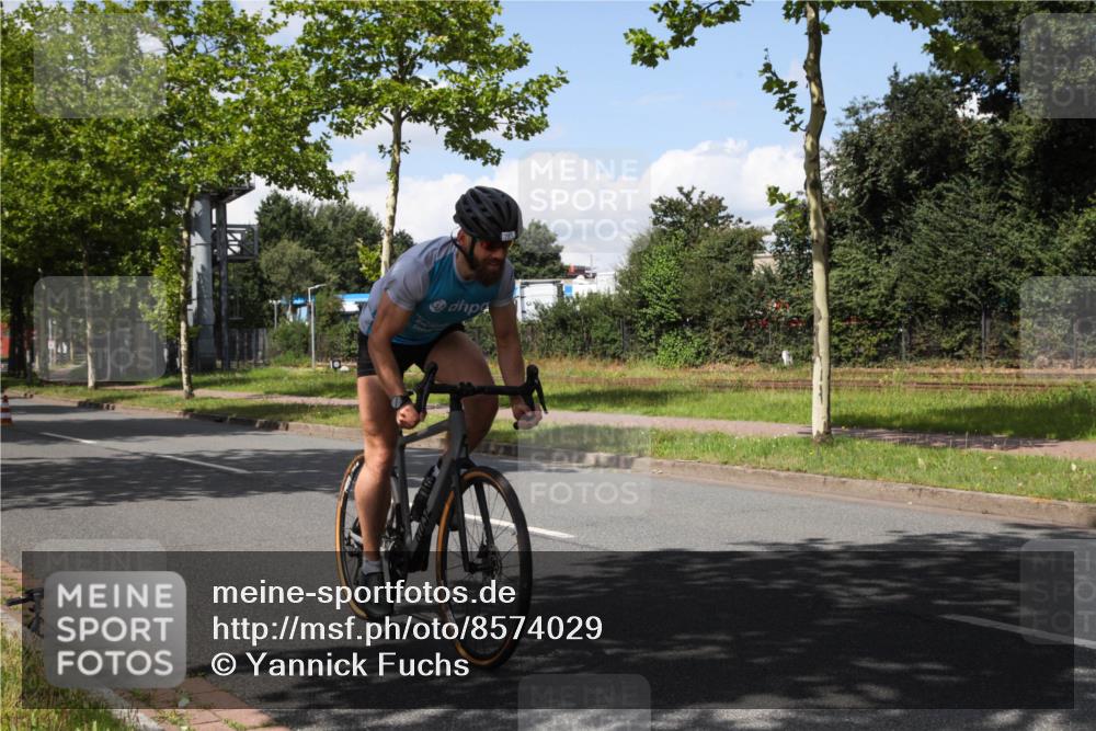 10.08.2025 - GEWOBA Citytriathlon Bremen Yannick Fuchs http://msf.ph/oto/8574029 10.08.2025 13:20:57 Radfahren 581, 785, 862, 953, 1023 meine-sportfotos.de