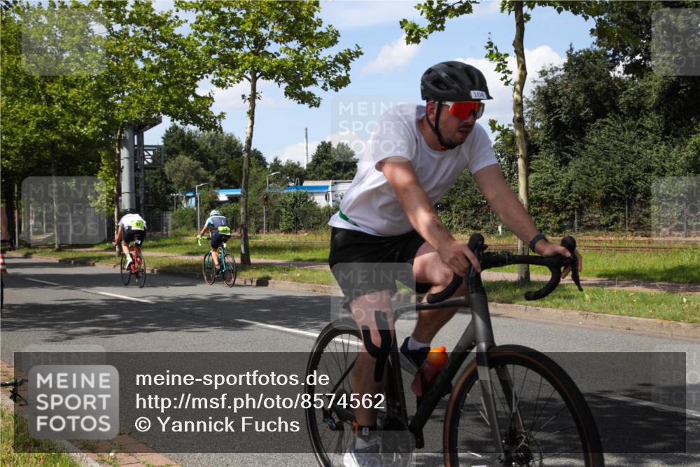 10.08.2025 - GEWOBA Citytriathlon Bremen Yannick Fuchs http://msf.ph/oto/8574562 10.08.2025 14:15:14 Radfahren 15, 45, 54, 55, 76, 88, 97, 108, 133, 146, 151, 226 meine-sportfotos.de