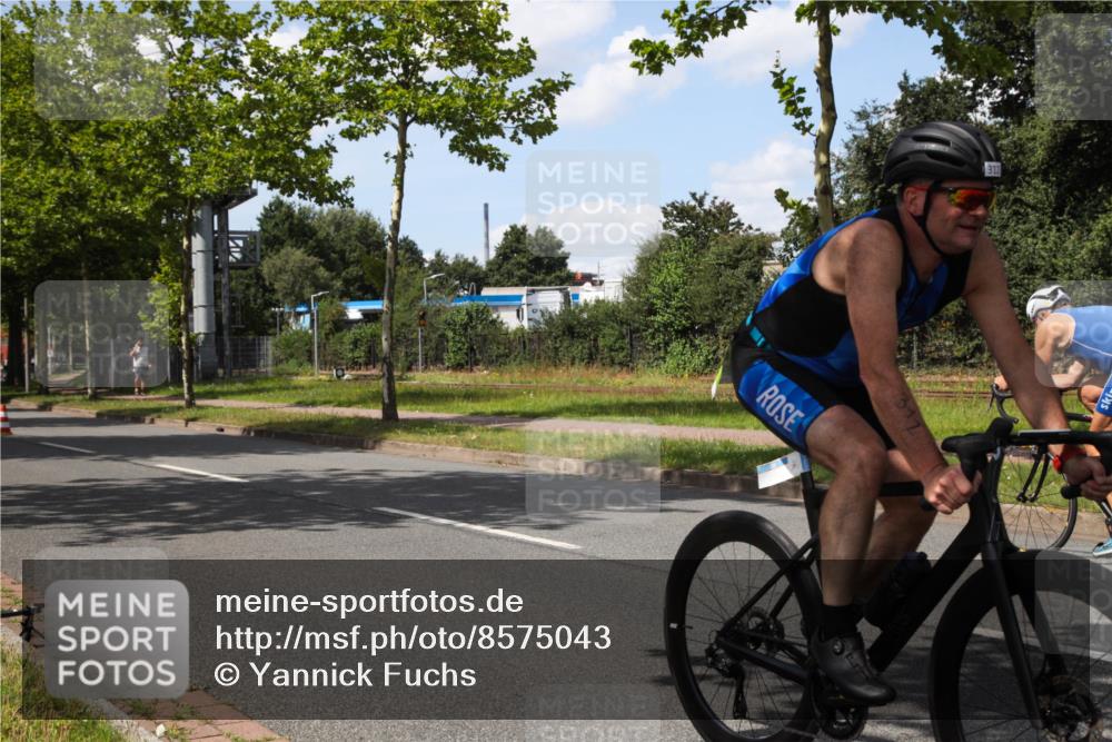 10.08.2025 - GEWOBA Citytriathlon Bremen Yannick Fuchs http://msf.ph/oto/8575043 10.08.2025 14:20:47 Radfahren 11, 56, 61, 67, 69, 73, 110, 142, 145, 157, 216, 229, 272, 274, 281, 312 meine-sportfotos.de