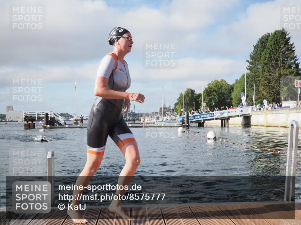 17.08.2025 - KN Förde Triathlon 2025 KatJ http://msf.ph/oto/8575777 17.08.2025 09:07:40 Schwimmen 103, 104, 103, 104 meine-sportfotos.de