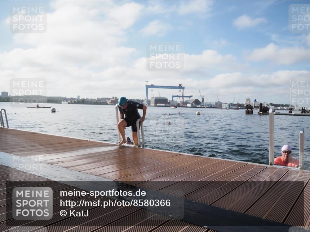 17.08.2025 - KN Förde Triathlon 2025 KatJ http://msf.ph/oto/8580366 17.08.2025 09:22:25 Schwimmen 111, 208, 221, 235, 111, 208, 221, 235 meine-sportfotos.de