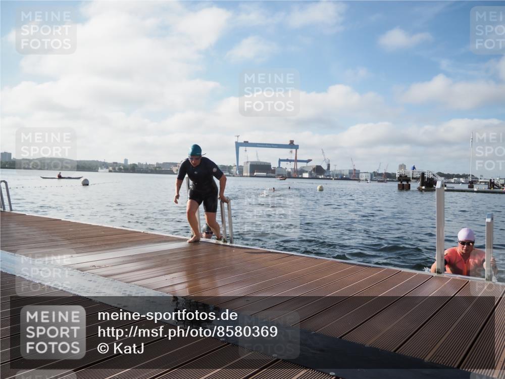 17.08.2025 - KN Förde Triathlon 2025 KatJ http://msf.ph/oto/8580369 17.08.2025 09:22:25 Schwimmen 111, 208, 221, 235, 111, 208, 221, 235 meine-sportfotos.de