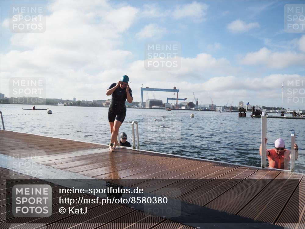17.08.2025 - KN Förde Triathlon 2025 KatJ http://msf.ph/oto/8580380 17.08.2025 09:22:25 Schwimmen 111, 208, 221, 235, 111, 208, 221, 235 meine-sportfotos.de
