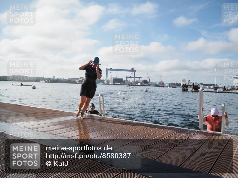 17.08.2025 - KN Förde Triathlon 2025 KatJ http://msf.ph/oto/8580387 17.08.2025 09:22:25 Schwimmen 111, 208, 221, 235, 111, 208, 221, 235 meine-sportfotos.de