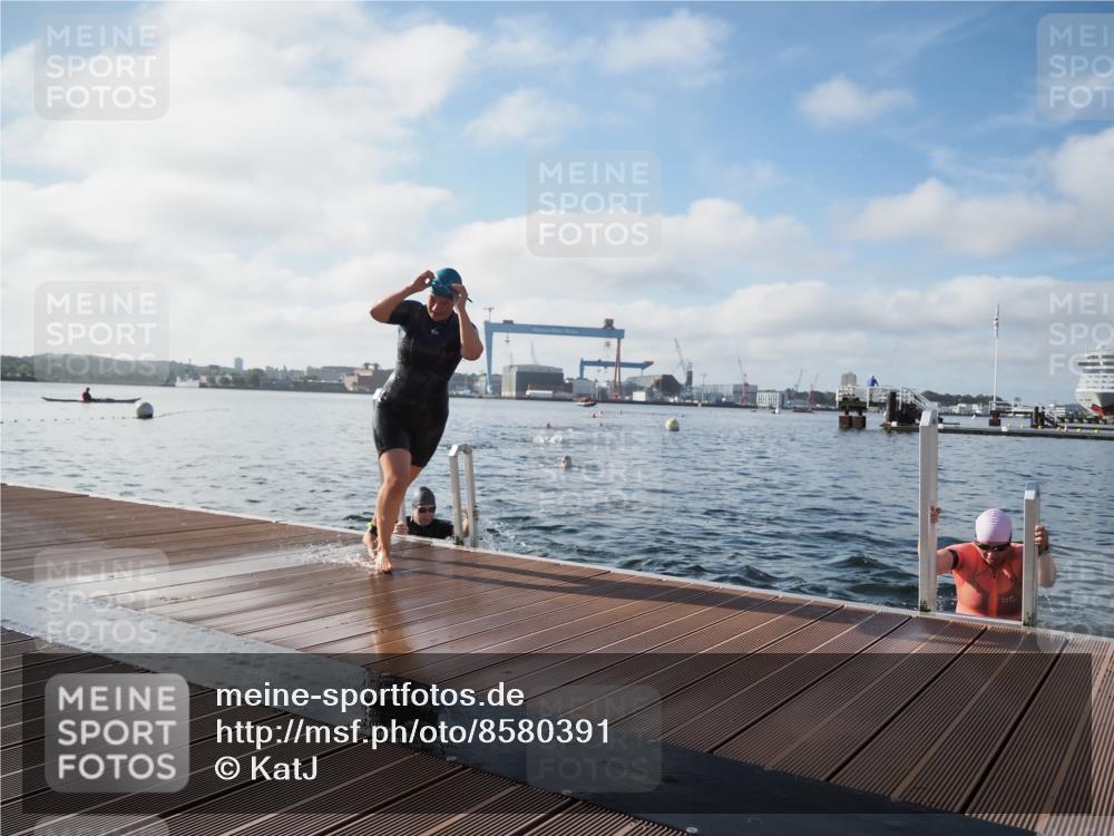 17.08.2025 - KN Förde Triathlon 2025 KatJ http://msf.ph/oto/8580391 17.08.2025 09:22:26 Schwimmen 111, 208, 221, 235, 111, 208, 221, 235 meine-sportfotos.de