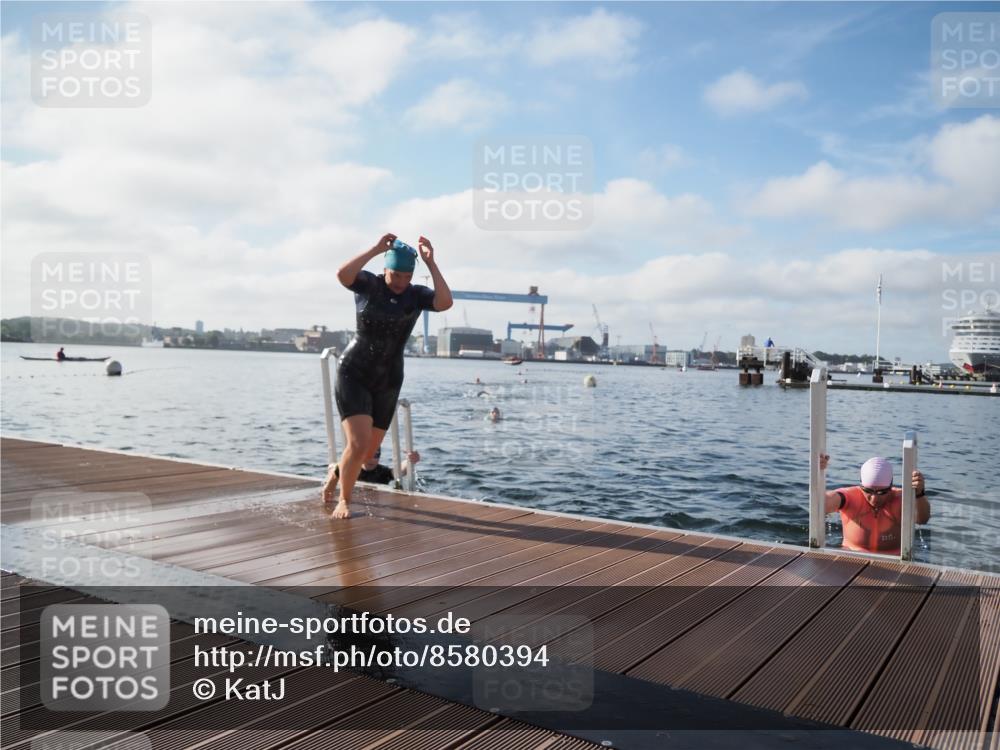 17.08.2025 - KN Förde Triathlon 2025 KatJ http://msf.ph/oto/8580394 17.08.2025 09:22:26 Schwimmen 111, 208, 221, 235, 111, 208, 221, 235 meine-sportfotos.de