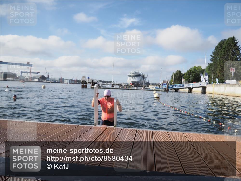 17.08.2025 - KN Förde Triathlon 2025 KatJ http://msf.ph/oto/8580434 17.08.2025 09:22:28 Schwimmen 111, 221, 235, 111, 208, 221, 235 meine-sportfotos.de