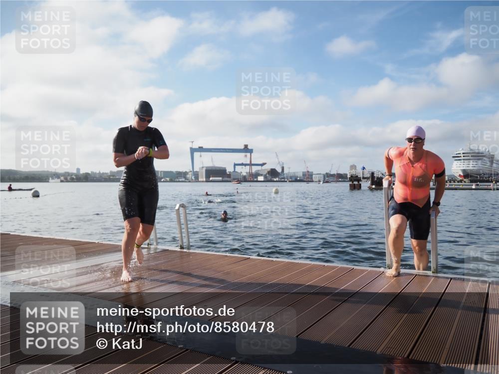 17.08.2025 - KN Förde Triathlon 2025 KatJ http://msf.ph/oto/8580478 17.08.2025 09:22:29 Schwimmen 221, 235, 111, 208, 221, 235 meine-sportfotos.de