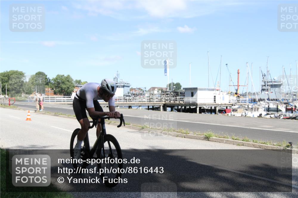 17.08.2025 - KN Förde Triathlon 2025 Yannick Fuchs http://msf.ph/oto/8616443 17.08.2025 11:36:05 Radfahren 300, 368, 608, 612 meine-sportfotos.de