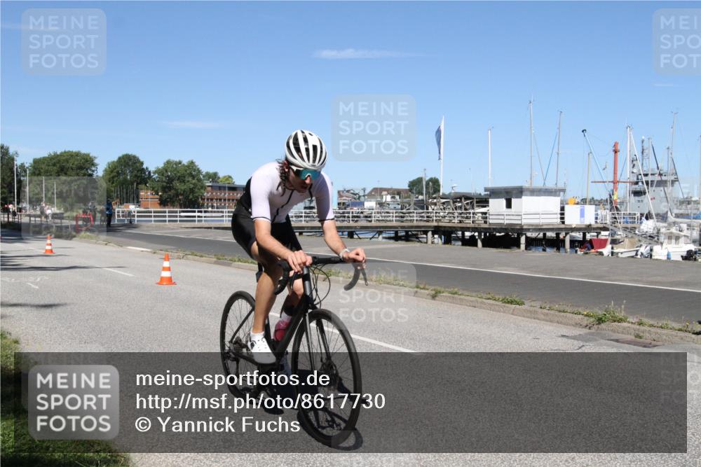 17.08.2025 - KN Förde Triathlon 2025 Yannick Fuchs http://msf.ph/oto/8617730 17.08.2025 12:49:18 Radfahren 419, 422 meine-sportfotos.de