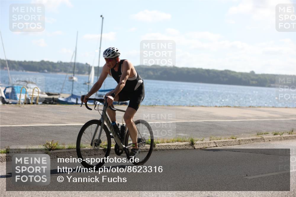 17.08.2025 - KN Förde Triathlon 2025 Yannick Fuchs http://msf.ph/oto/8623316 17.08.2025 11:14:41 Radfahren 296, 303, 328, 352, 361, 372, 606, 610, 263, 306, 349, 389 meine-sportfotos.de
