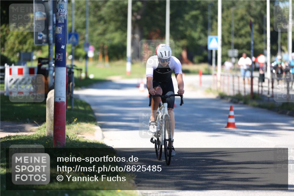 17.08.2025 - KN Förde Triathlon 2025 Yannick Fuchs http://msf.ph/oto/8625485 17.08.2025 12:48:36 Radfahren 420, 442 meine-sportfotos.de