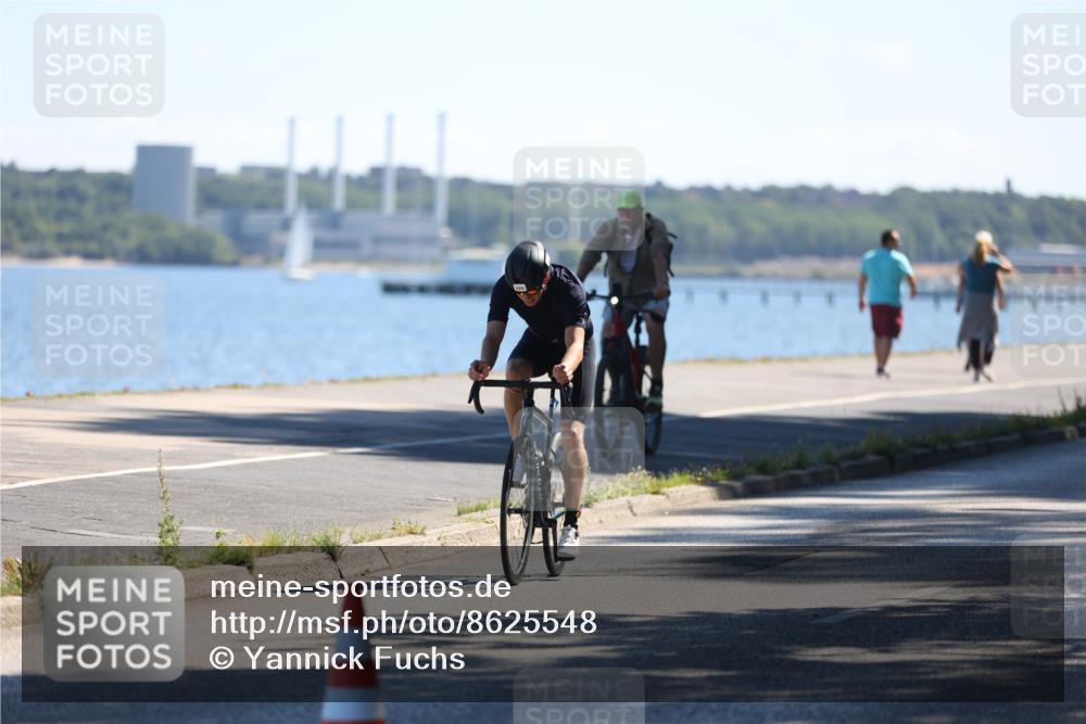 17.08.2025 - KN Förde Triathlon 2025 Yannick Fuchs http://msf.ph/oto/8625548 17.08.2025 12:49:37 Radfahren 424, 413, 417 meine-sportfotos.de
