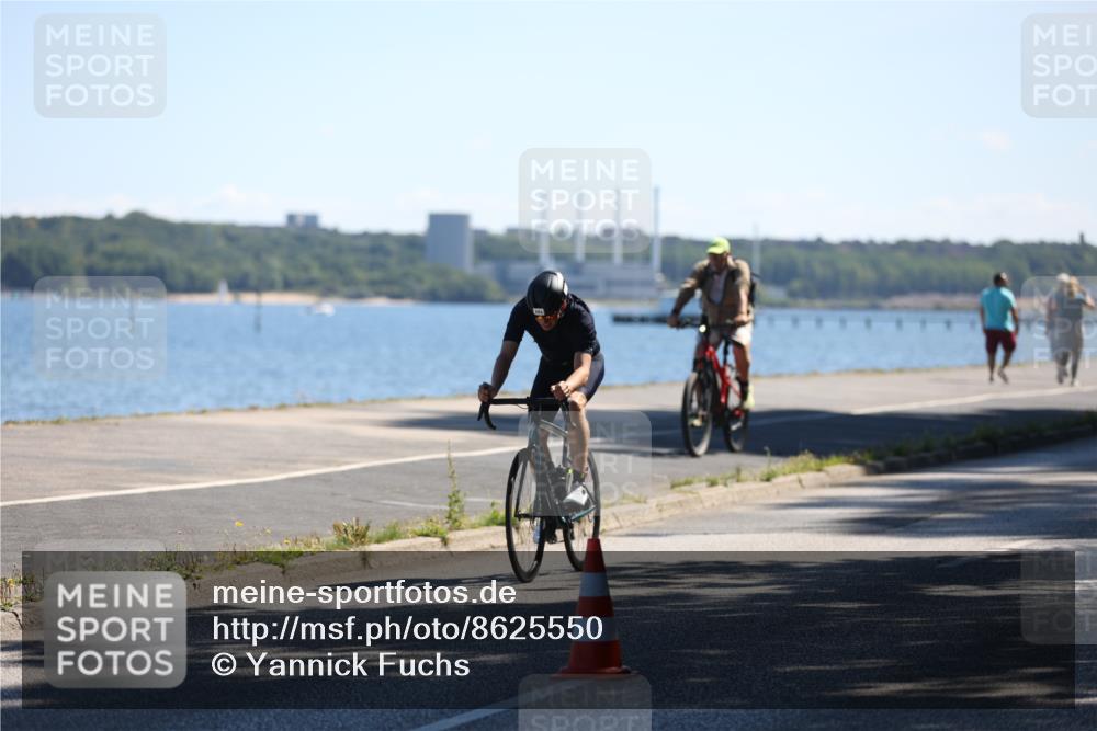 17.08.2025 - KN Förde Triathlon 2025 Yannick Fuchs http://msf.ph/oto/8625550 17.08.2025 12:49:38 Radfahren 424, 413, 417 meine-sportfotos.de