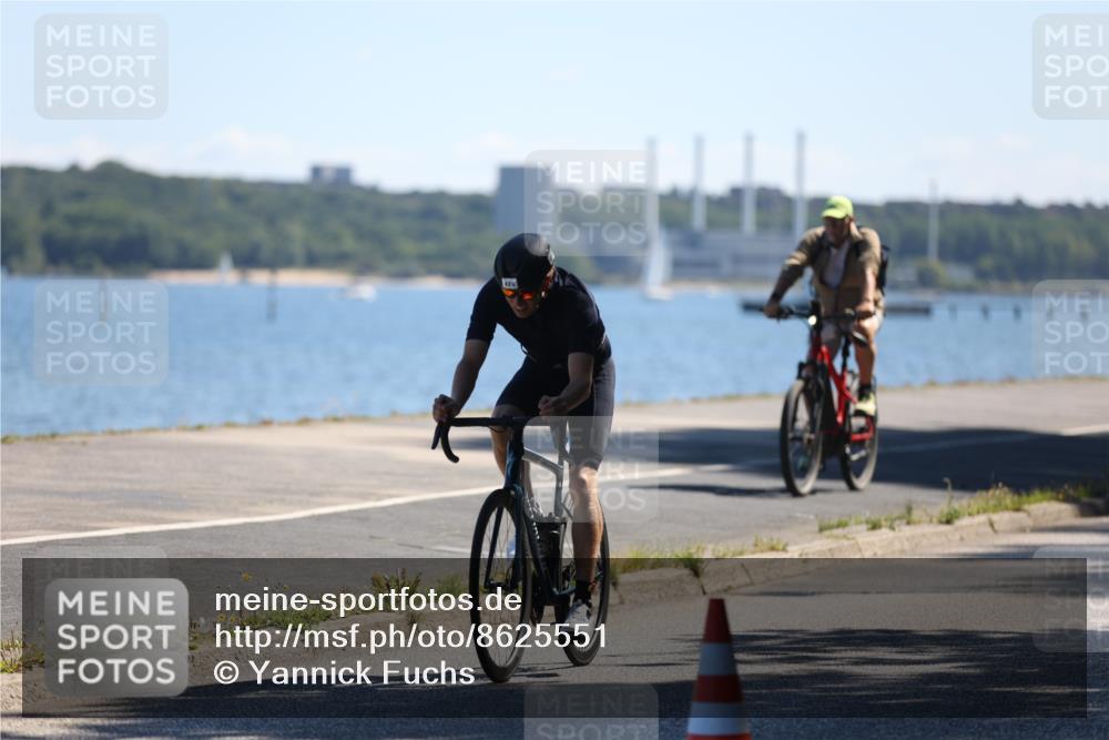 17.08.2025 - KN Förde Triathlon 2025 Yannick Fuchs http://msf.ph/oto/8625551 17.08.2025 12:49:38 Radfahren 424, 413, 417 meine-sportfotos.de