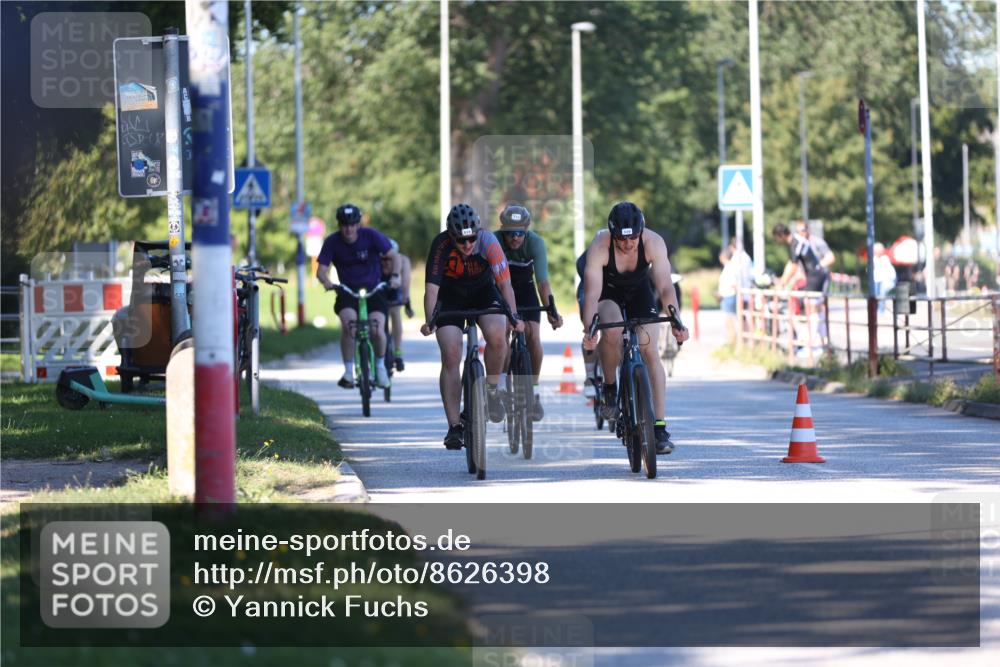17.08.2025 - KN Förde Triathlon 2025 Yannick Fuchs http://msf.ph/oto/8626398 17.08.2025 13:03:08 Radfahren 398, 435, 437, 448, 464, 473, 494, 509, 514, 515, 517, 520, 524, 549, 446, 471, 473, 517 meine-sportfotos.de