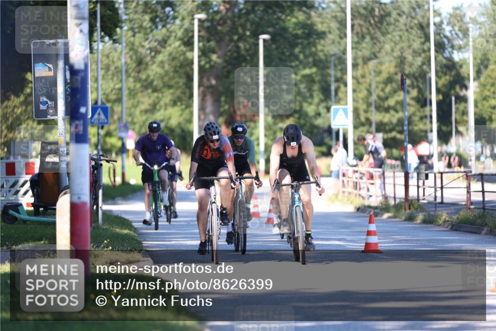 17.08.2025 - KN Förde Triathlon 2025 Yannick Fuchs http://msf.ph/oto/8626399 17.08.2025 13:03:08 Radfahren 398, 435, 437, 448, 464, 473, 494, 509, 514, 515, 517, 520, 524, 549, 446, 471, 473, 517 meine-sportfotos.de