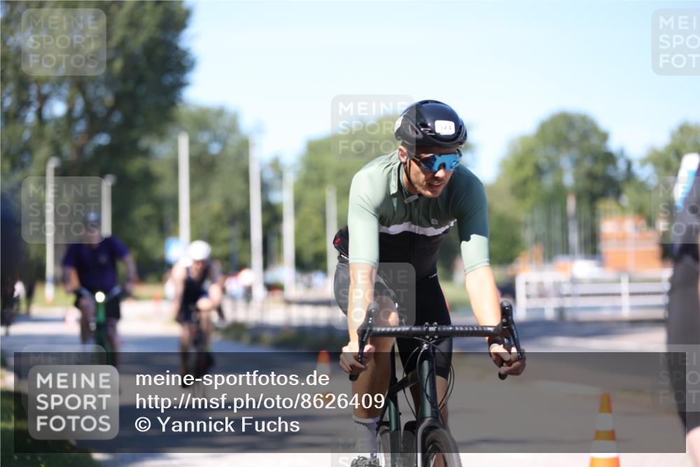 17.08.2025 - KN Förde Triathlon 2025 Yannick Fuchs http://msf.ph/oto/8626409 17.08.2025 13:03:11 Radfahren 398, 435, 437, 448, 464, 475, 494, 514, 515, 520, 524, 549, 435, 473, 509, 517 meine-sportfotos.de
