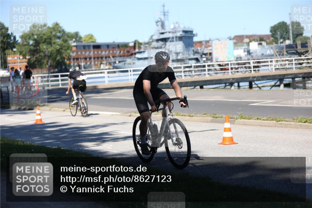17.08.2025 - KN Förde Triathlon 2025 Yannick Fuchs http://msf.ph/oto/8627123 17.08.2025 13:12:57 Radfahren 395, 402, 406, 411, 435, 446, 460, 467, 469, 517, 520, 527, 535, 401, 452, 509, 512 meine-sportfotos.de