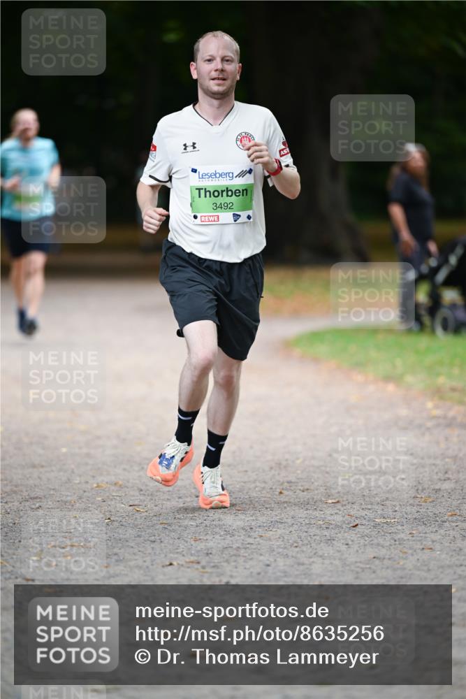 31.08.2025 - 21. Blankeneser Heldenlauf Dr. Thomas Lammeyer http://msf.ph/oto/8635256 31.08.2025 10:37:58 Laufen 8, 3492 meine-sportfotos.de
