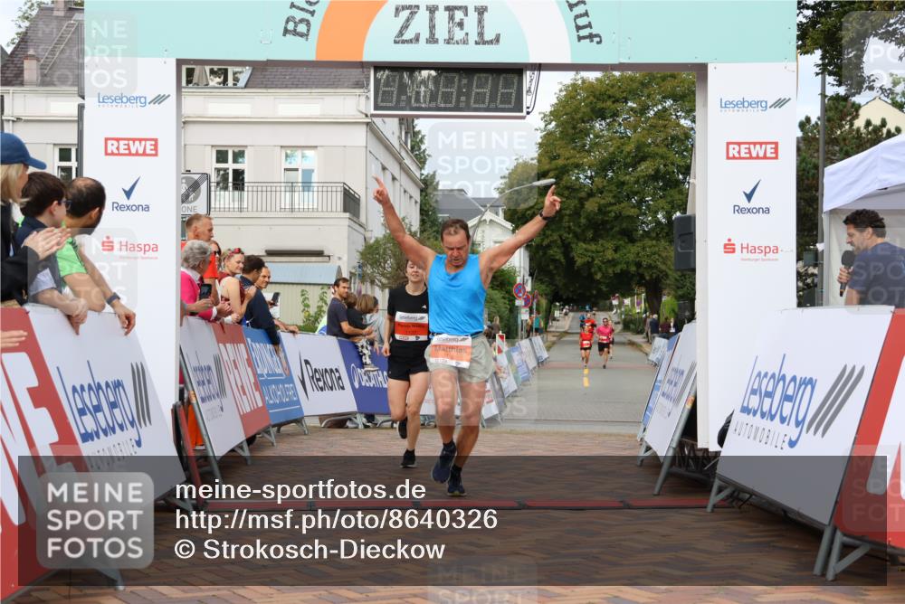 31.08.2025 - 21. Blankeneser Heldenlauf Strokosch-Dieckow http://msf.ph/oto/8640326 31.08.2025 09:41:02 Ziel 1056, 1121, 1137, 1062 meine-sportfotos.de