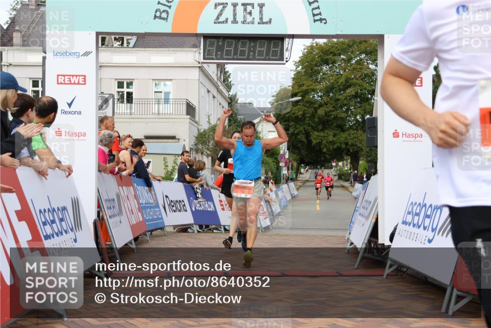 31.08.2025 - 21. Blankeneser Heldenlauf Strokosch-Dieckow http://msf.ph/oto/8640352 31.08.2025 09:41:02 Ziel 1056, 1121, 1137, 1062 meine-sportfotos.de