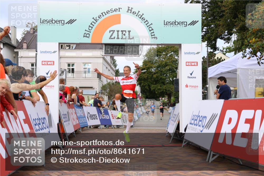 31.08.2025 - 21. Blankeneser Heldenlauf Strokosch-Dieckow http://msf.ph/oto/8641671 31.08.2025 09:39:09 Ziel 1049, 1001 meine-sportfotos.de
