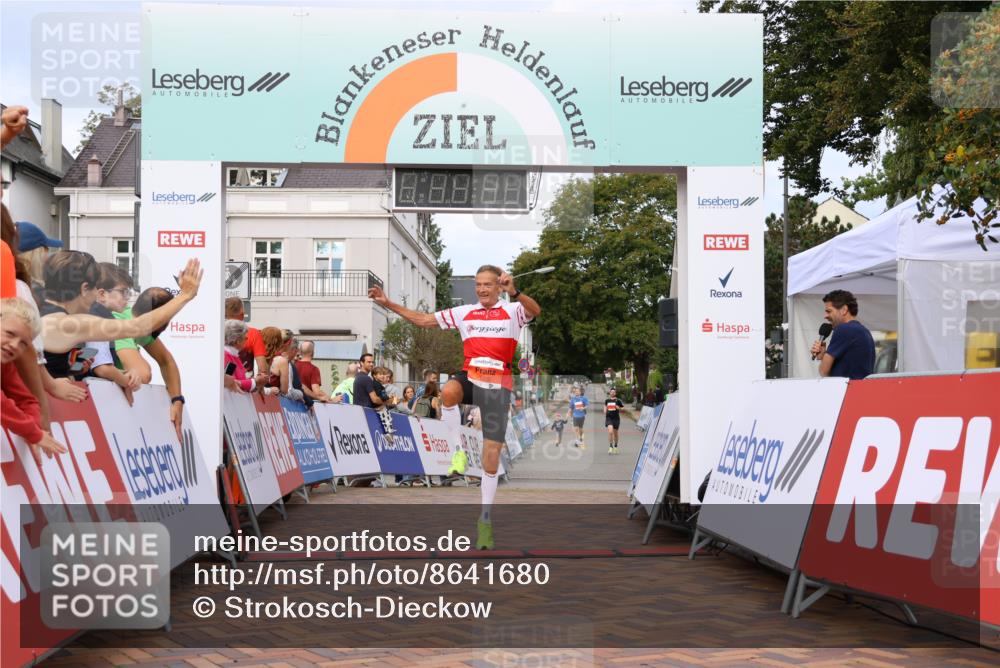 31.08.2025 - 21. Blankeneser Heldenlauf Strokosch-Dieckow http://msf.ph/oto/8641680 31.08.2025 09:39:09 Ziel 1049, 1001 meine-sportfotos.de