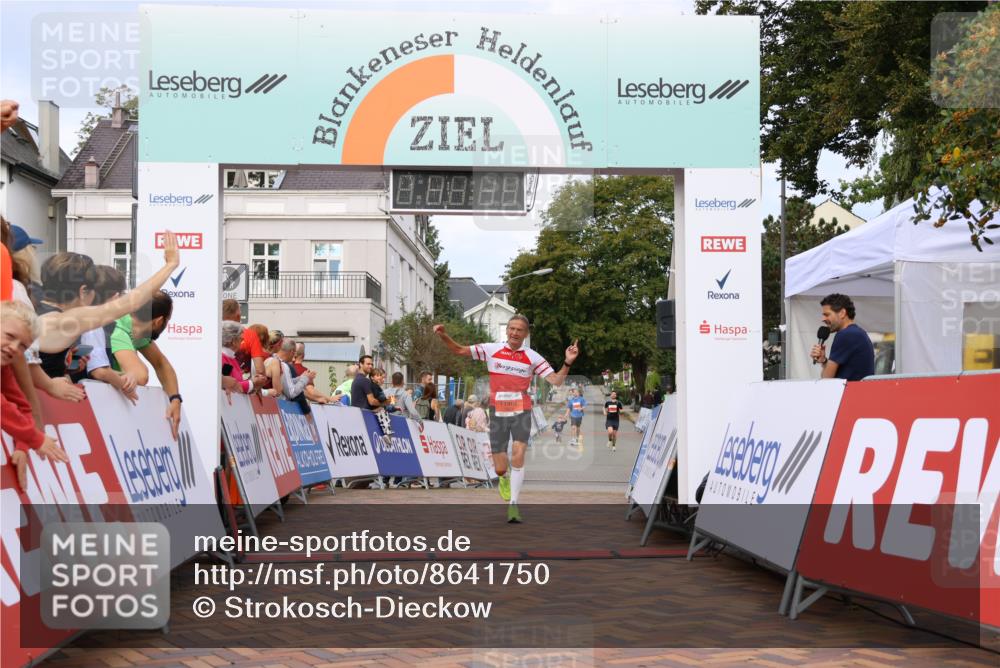 31.08.2025 - 21. Blankeneser Heldenlauf Strokosch-Dieckow http://msf.ph/oto/8641750 31.08.2025 09:39:08 Ziel 1049, 1001 meine-sportfotos.de
